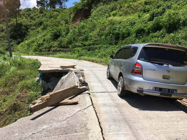 damaged road on the way to Kiluan