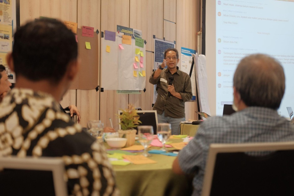 Facilitation session by Luky Adrianto. Photo by Hasan Adha Fauzi