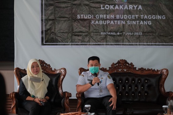 SJ. Wihastuti (Yayasan Strategi Konservasi Indonesia) and Boby Oktavianus (Sintang’s Development Planning Agency) opening the workshop.
