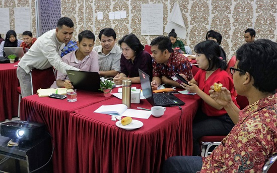 Sopian Hidayat working with a group during the Capacity Building workshop. Photo credit: Hasanul Adha Fauzi 