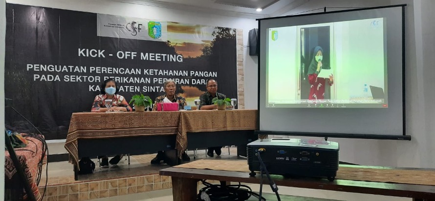 Kick-Off meeting opening remarks by Veronica Ancili (Head of Sintang’s Food Security and Fishery Agency), dr. Jarot Winarno (Sintang’s Regent), and Mubariq Ahmad (CSF Indonesia’s Country Director). Photo by Sopian Hidayat