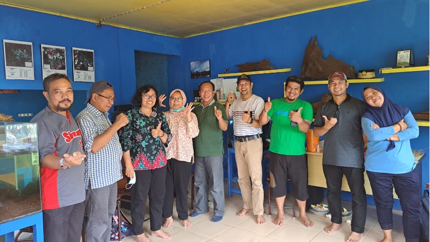 Visiting one of the inland fishery organizations (Sintang Freshwater Care). Photo by Sri Wihastuti