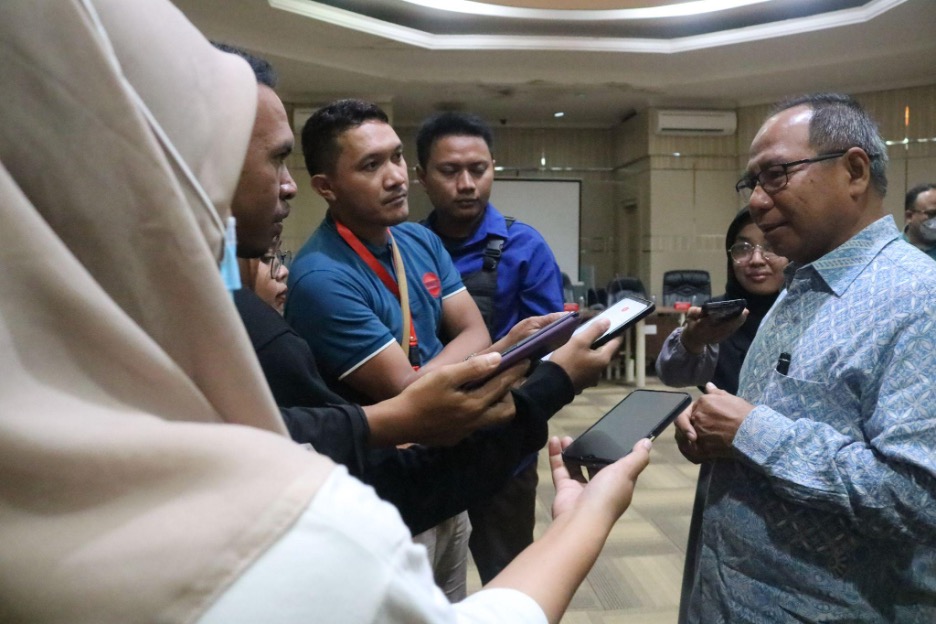 Mubariq Ahmad was interviewed by the local press on the MoU signing with Halu Oleo University. Photo by Dinda Ratnasari