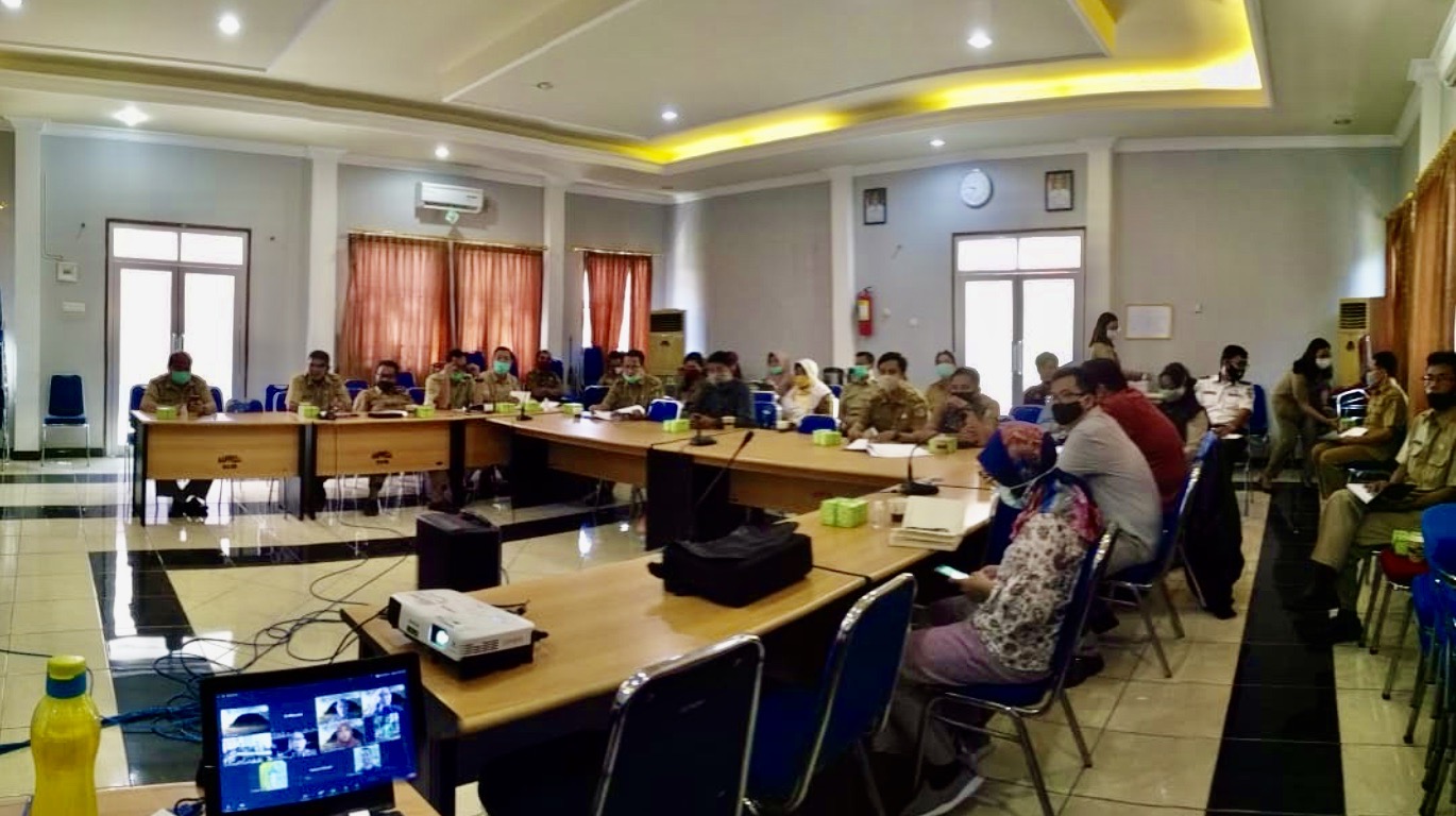 The Strategic Environmental Assessment’s Course Participants in The BAPPEDA Sintang Main Hall. Photo credit: Hasanul Adha Fauzi 