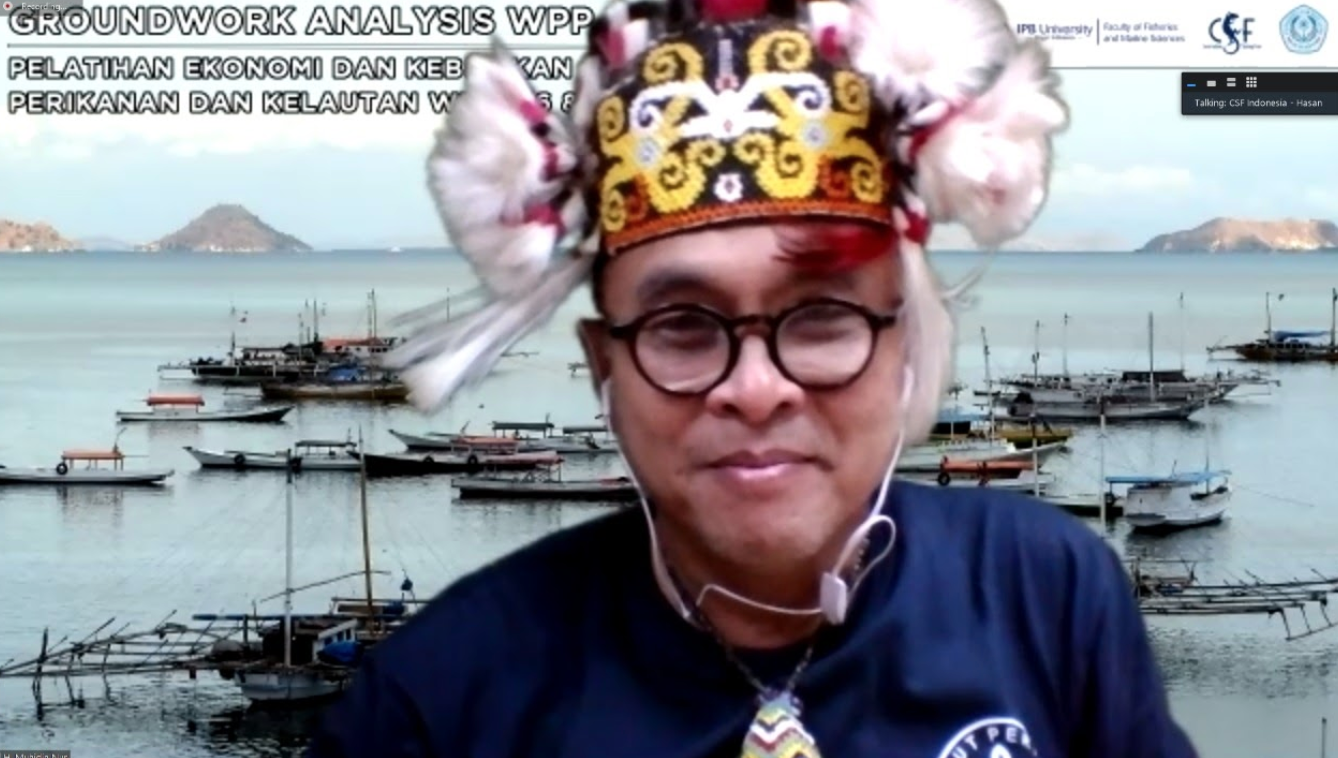 One of the participants using a traditional Borneo tribe’s hat. Photo Credit: Hasanul Adha Fauzi 