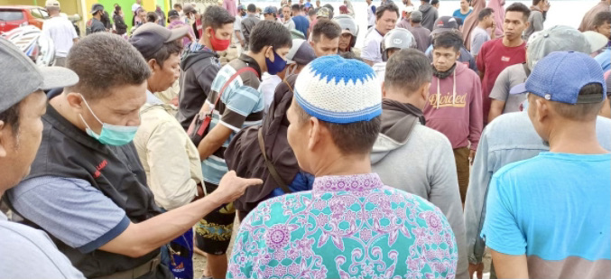 Alimudin Laapo conducting field research at the Tolitoli fish market. Photo credit: Alimudin Laapo