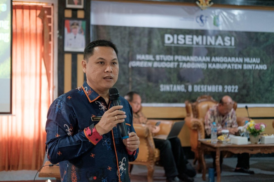 Agus Kurniawan disseminated the studies report on Sintang’s Green Budget Tagging. Photo by: Hasan Adha Fauzi