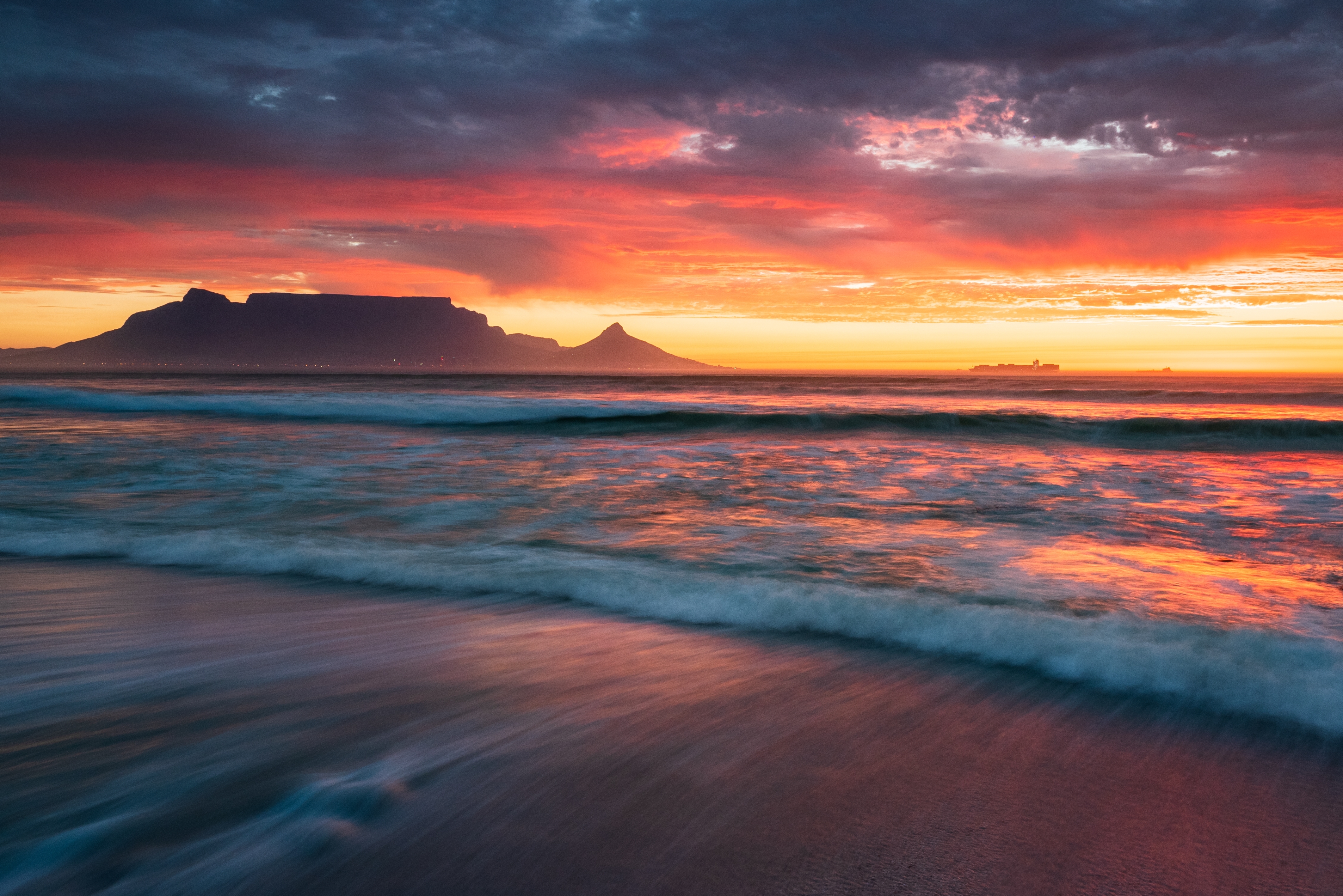 Table Mountain at Sunset, Retha Wepener, Shutterstock