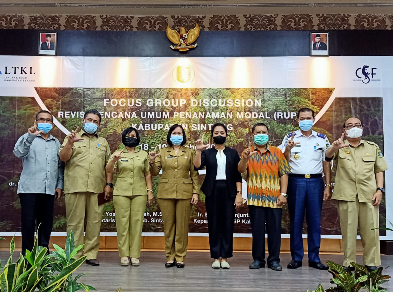 From the left: Hotler Panjaitan, Ir. Erwin Simanjuntak, Hendrika,Yosepha Hasna, Velisitas Sunita, Apolonaris Biong, Florensius Kaha, Kartiyus. Photo credit: SJ Wihastuti