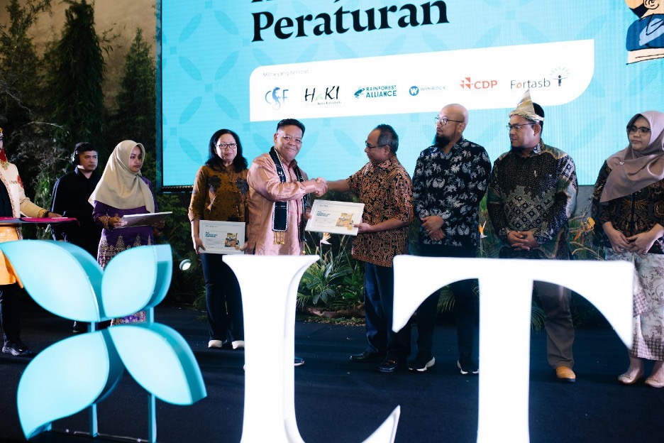 CSF Indonesia (YSKI) received the Sustainable District Forum (LTKL) awards. Photo by Rangga Margana