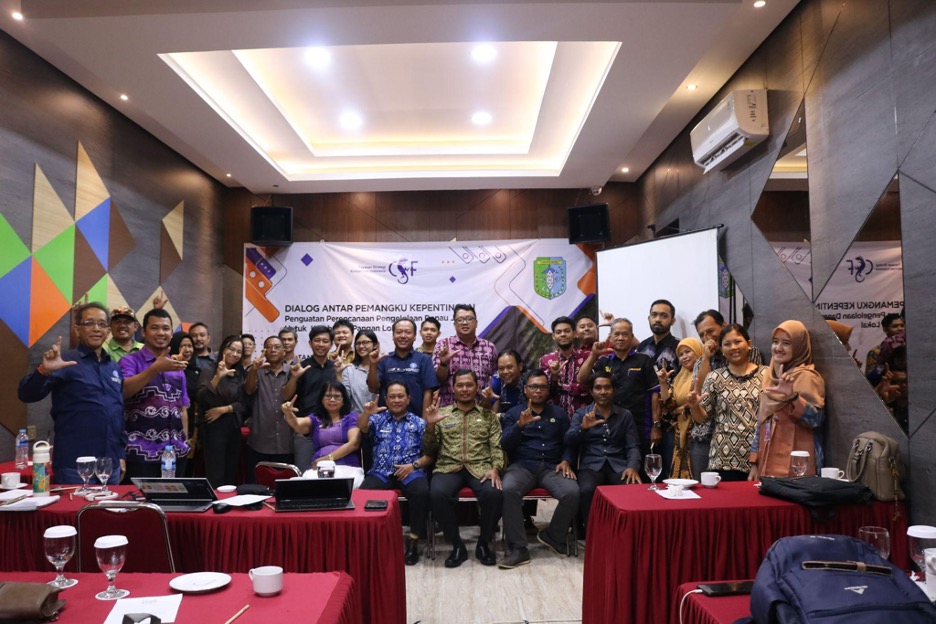 Jemut Lake Management Stakeholders Dialogue participants. Photo by Sopian Hidayat