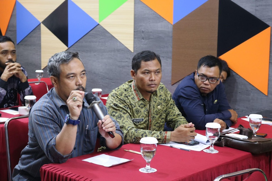 Ade M. Iswadi from Sintang Community Communication Forum (FKMS) (left) and Heri Sugiono from District Secretary of Ketungau Hilir (middle). Photo by Sopian Hidayat