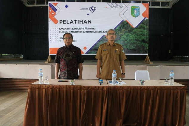 Mubariq Ahmad Director of CSF Indonesia (left) and Supomo from Sintang Spatial Planning and Land Administration (right). Photo by Sopian Hidayat