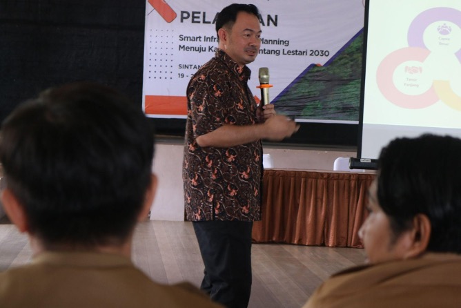 Derry Wanta, one of CSF Indonesia’s 2023 Economic & Policy Trainings alumni leading the sustainable financing session. Photo by Sopian Hidayat